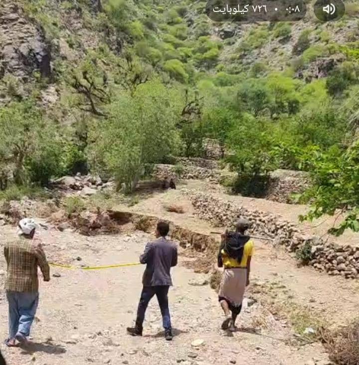 مدير مكتب الاشغال العامة والطرق بمديرية فرع العدين يتفقد الطريق الرابط بين عزلة المزاحن وقرية القلعياء تمهيدًا لتأهيله