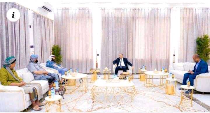 عيدروس الزُبيدي يلتقي مدير منفذ الوديعة البري ويطلع على سير الأعمال فيه