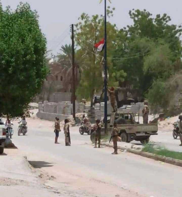 وسط حالة من التوتر.. قوات عسكرية تنزل اعلام الجنوب بسيئون