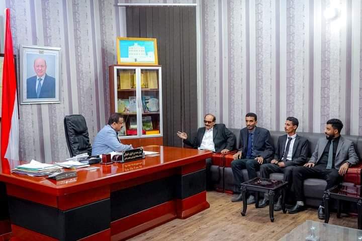 محافظ شبوة بن الوزير يلتقي بعدد من خريجي الدفعة الأولى علوم سياسية بجامعة عدن من أبناء المحافظة 