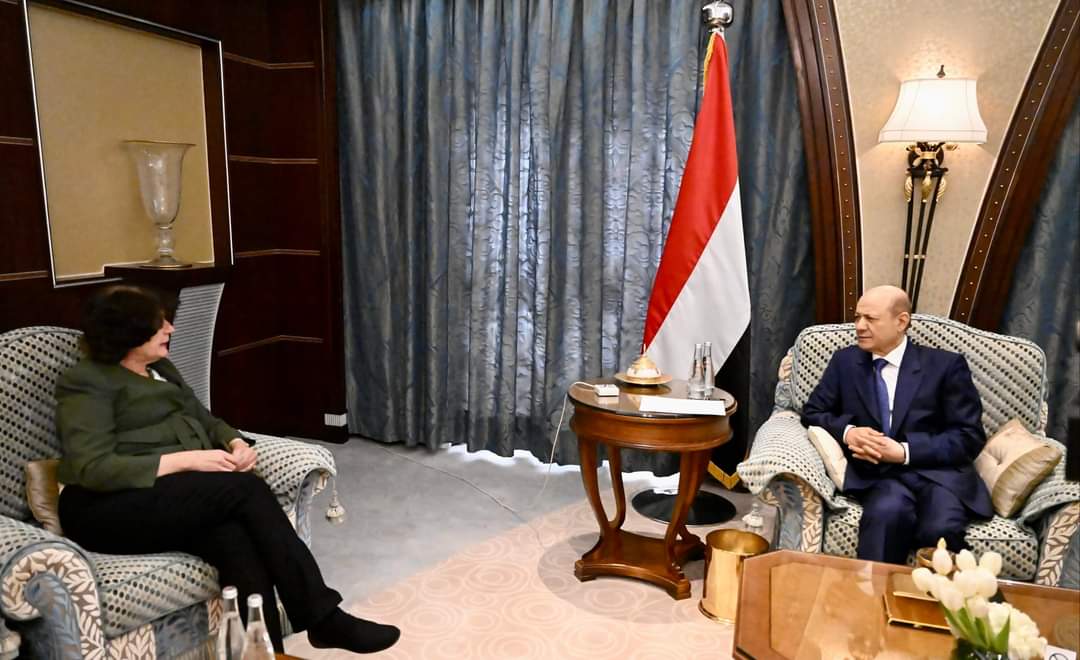 رئيس مجلس القيادة الرئاسي يشيد بالتسهيلات الدولية لتعزيز البنك المركزي بمبلغ 300 مليون دولار