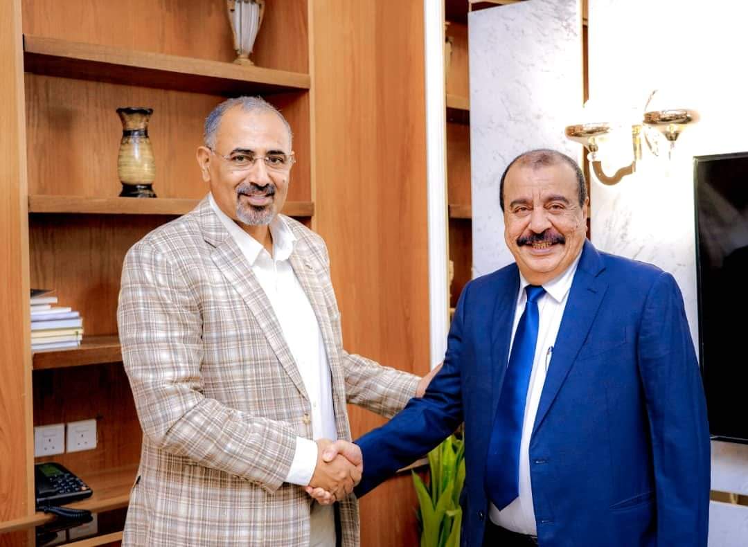 اللواء الزُبيدي يستقبل رئيس الجمعية الوطنية العائد من رحلة علاجية ناجحة