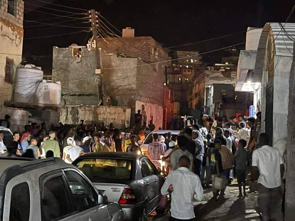 شخص يرتكب جريمة مروعة بحق فتاة بالعاصمة عدن(صادم)