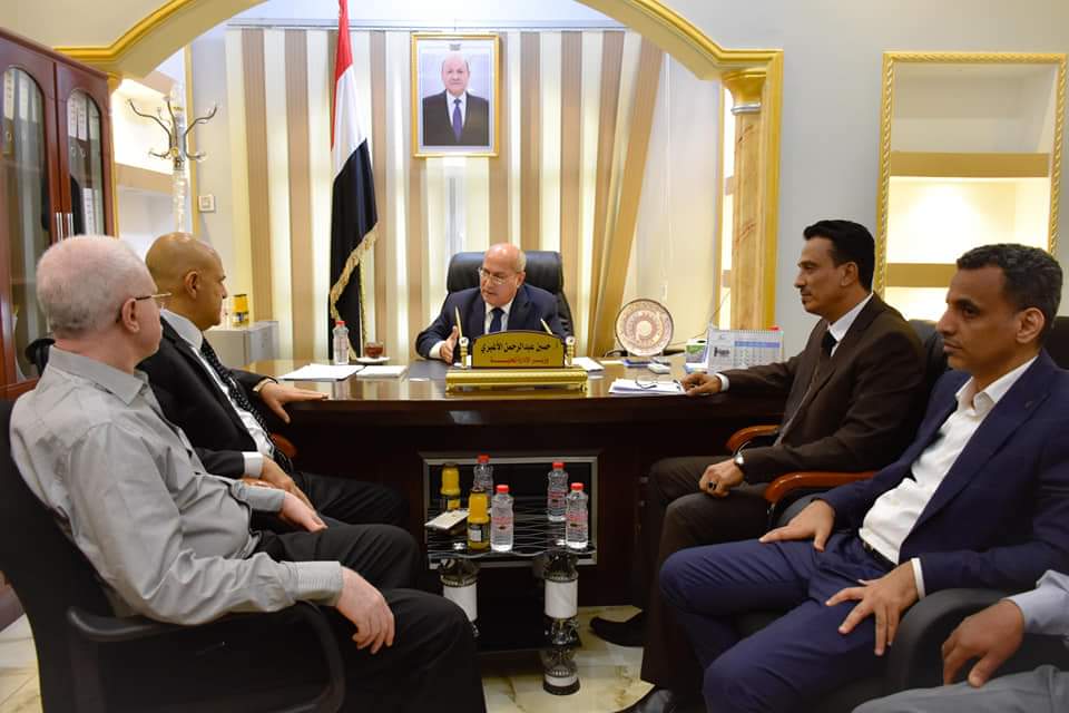 وزير الإدارة المحلية يناقش مع محافظ تعز سبل تعزيز تنمية الموارد للسلطة المحلية .