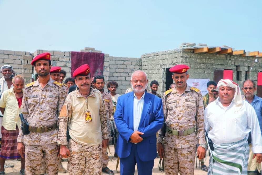 محافظ الحديدة د.طاهر يزور قيادة محور المحافظة ويطلع على سير العمل بالمقر الجديد.