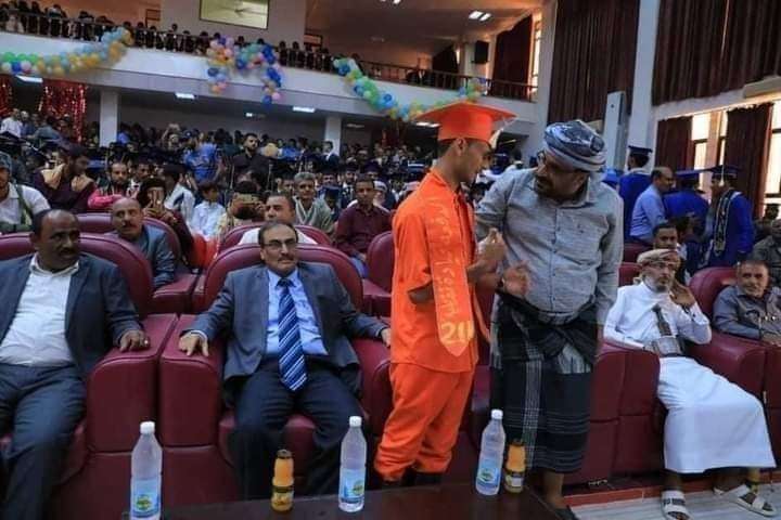 طالب جامعي يرتدي ملابس عمال النظافة في حفل تخرجه بشبوة وفي الأخير حدثت المفاجئة