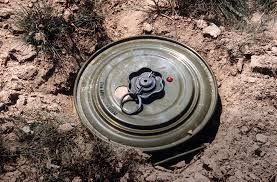إصابة طفلة ووالديها بانفجار لغم حوثي جنوبي الحديدة