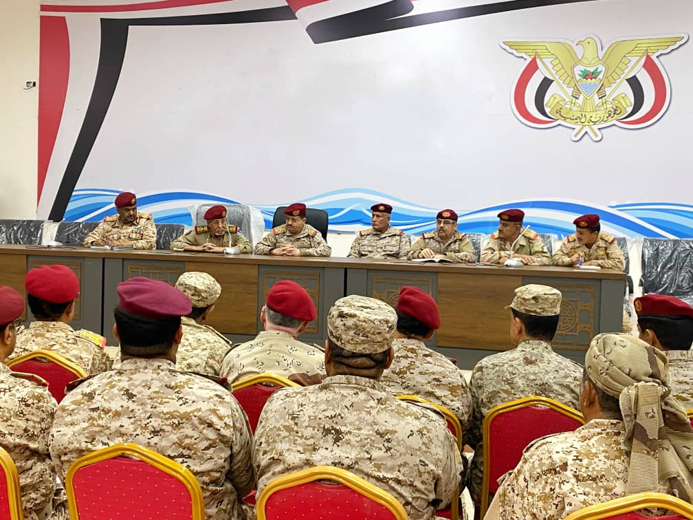 الفريق المقدشي يترأس اجتماعاً لرؤساء هيئات ومدراء دوائر وزارة الدفاع في عدن