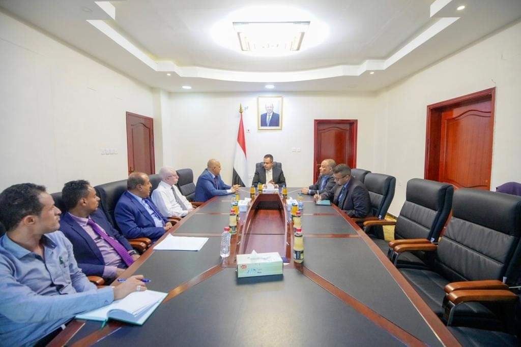 رئيس الوزراء يوجه بمضاعفة الجهود لمعالجة التحديات في تعز والآثار المترتبة على الحصار الحوثي.