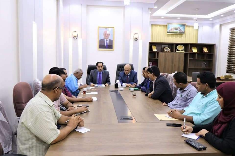 وزير الشباب والرياضة نايف البكري يناقش مع محافظ تعز القضايا المتعلقة بالشباب والرياضيين