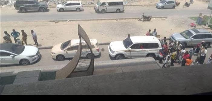 عناصر من المجلس الانتقالي تحاصر لجنة برلمانية في المكلا وتمنع أعضائها من مغادرة المدينة