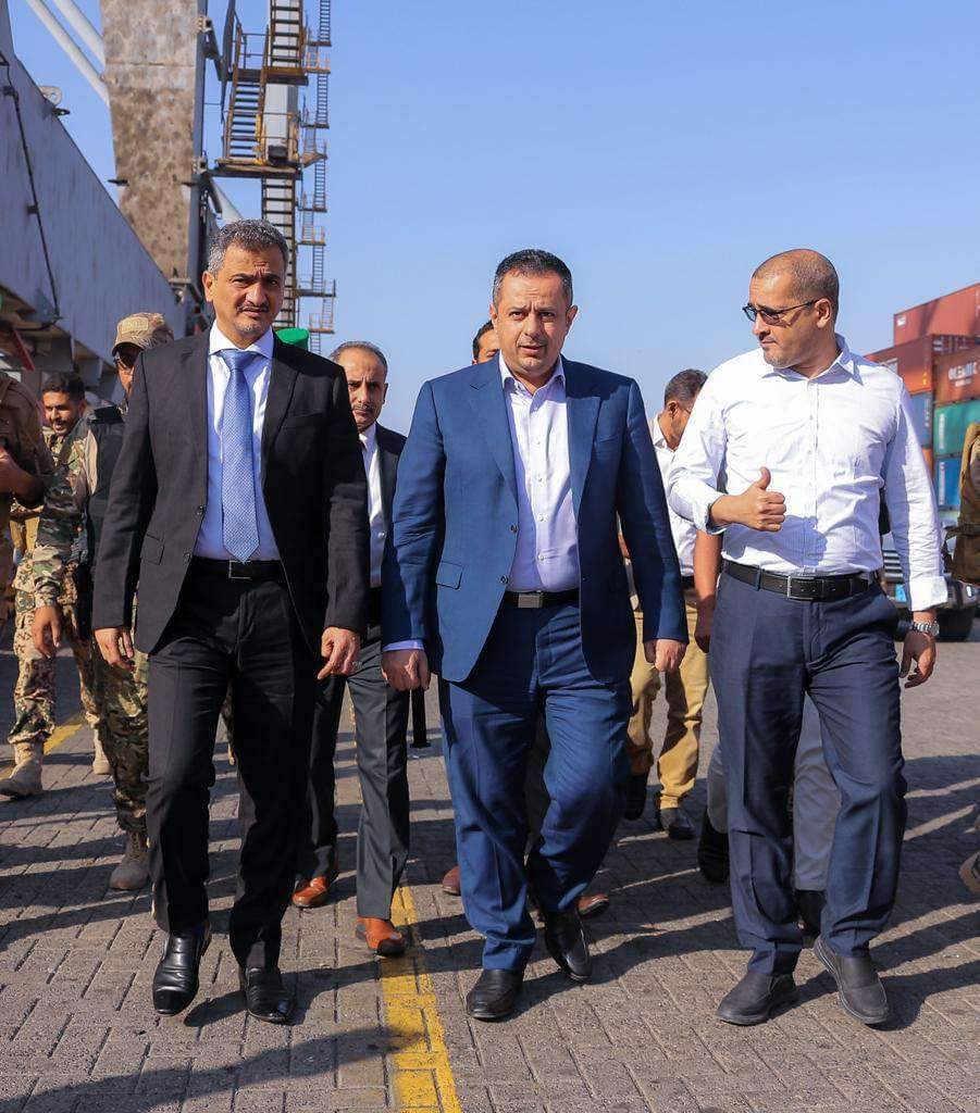 رئيس الوزراء يتفقد ميناء عدن للحاويات