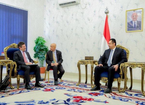 السفير الأمريكي يصل مدينة عدن ورئيس الوزراء يفتح ملفات التهديد
