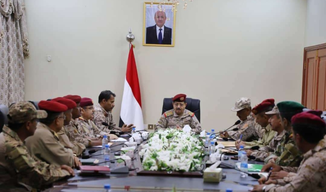 وزير الدفاع يترأس اجتماعا في قيادة المنطقة العسكرية الرابعة