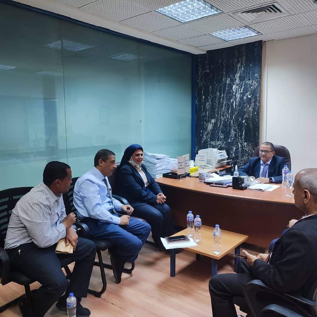 رئيس مجلس إدارة الخطوط الجوية اليمنية يتفقد مكتب ومنطقة اليمنية بالقاهرة