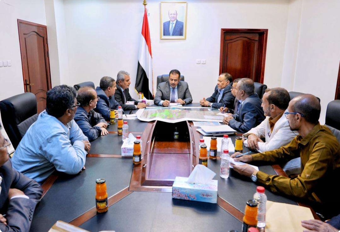 رئيس الوزراء يؤكد حرص الحكومة على تنفيذ التخطيط الحضري لمدينة المخا لإعادة الاعتبار لدورها التاريخي