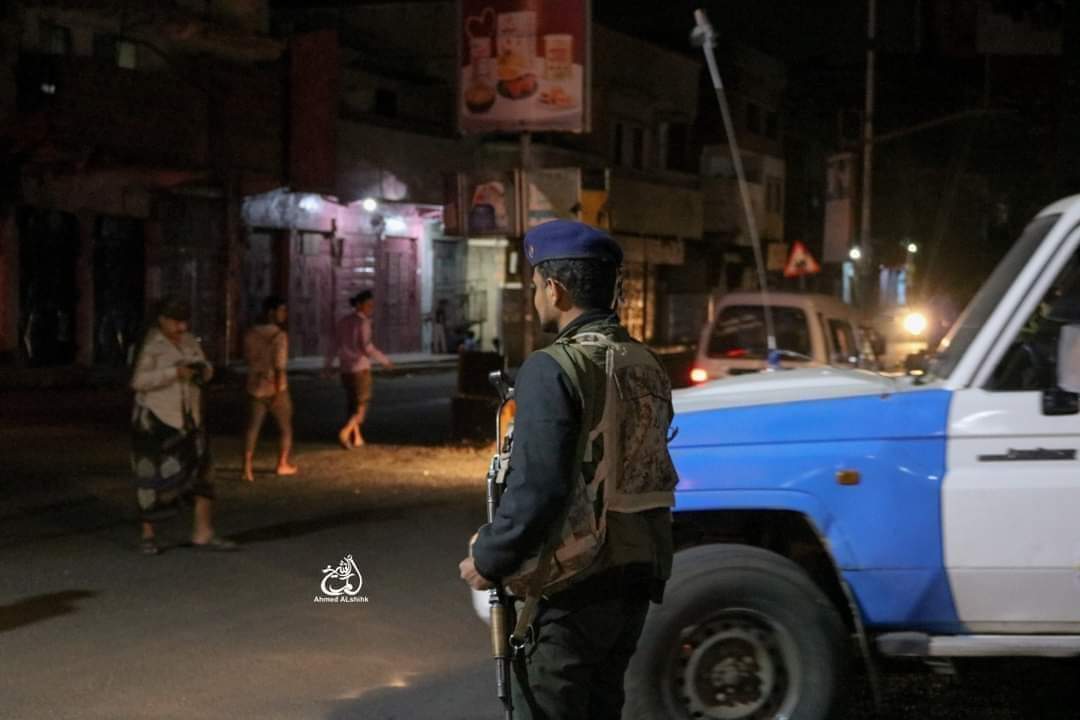 الاجهزة الامنية بشرطة تعز تضبط اثنين مطلوبين ضمن عصابة قامت بسرقة أحد المحال التجارية.