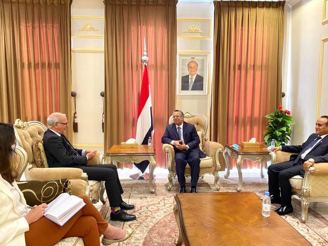 رئيس مجلس الشورى يلتقي السفير البريطاني لدى اليمن