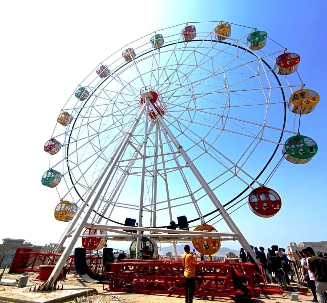بحضور مهندسين من مكتب الأشغال.. تشغيل لعبة الدوارة في سوق البيرق مول الدولي بعدن