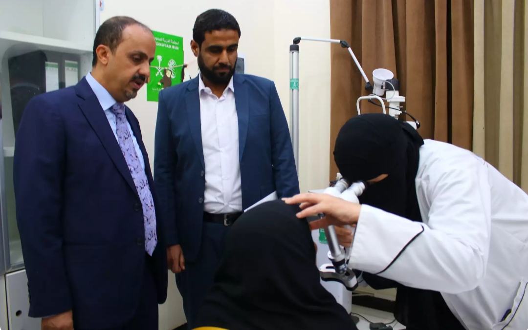 وزير الاعلام يزور المستشفى التخصصي لطب وجراحة العيون بمأرب