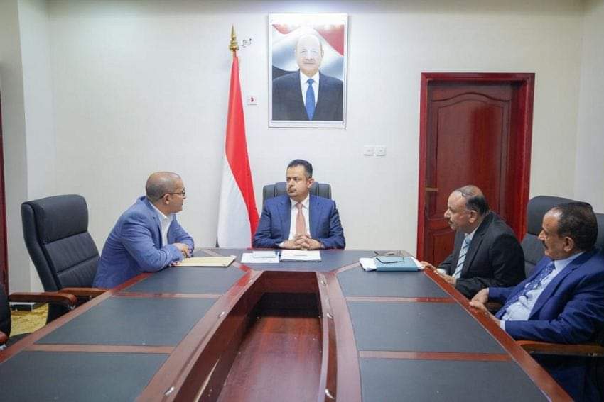 رئيس الوزراء يطلع على نشاط وأوضاع ميناء عدن