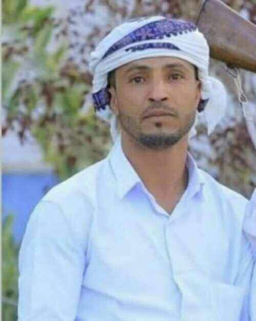 رفض إقراضه فلحقه وأفرغ خزنة سلاحه في جسده أمام زوجته واطفاله بصنعاء
