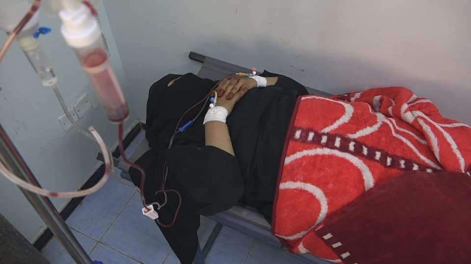 تعز..إصابة امرأة إثناء جلبها للماء برصاص قناص حوثي 
