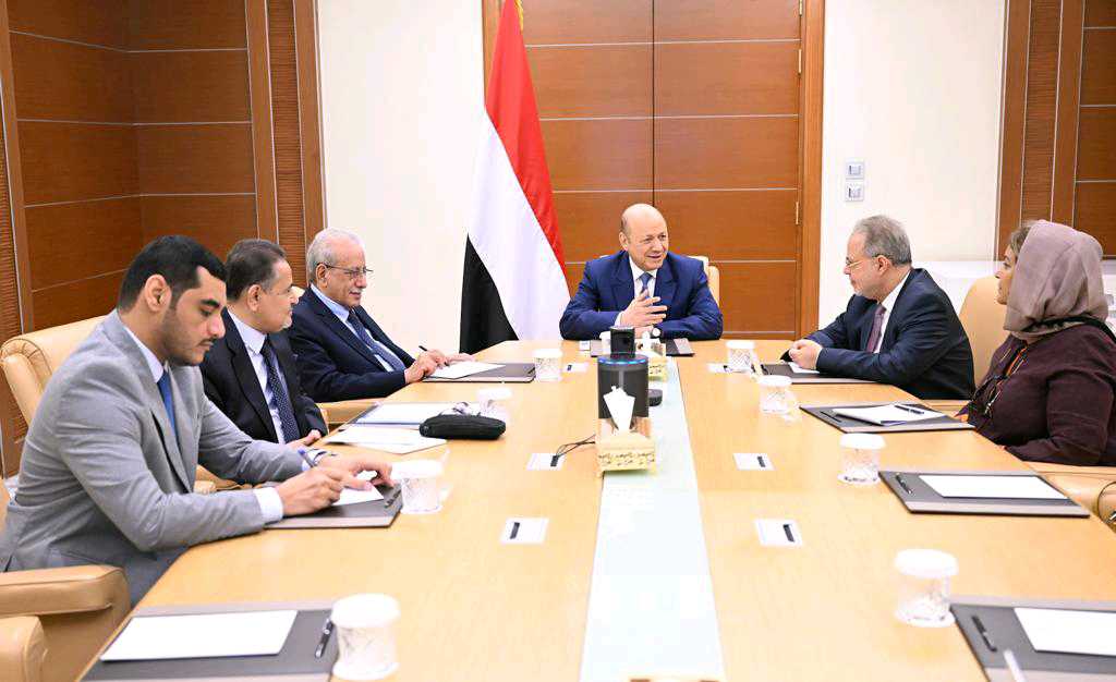 تفاصيل اجتماع عقده الرئيس العليمي مع هيئة التشاور والمصالحة