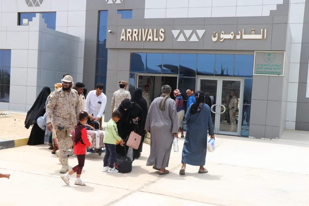 هذه الدولة الخليجية تسير رحلات جوية مجانية للعالقين من أبناء محافظة سقطرى عبر مطار الغيضة الدولي 