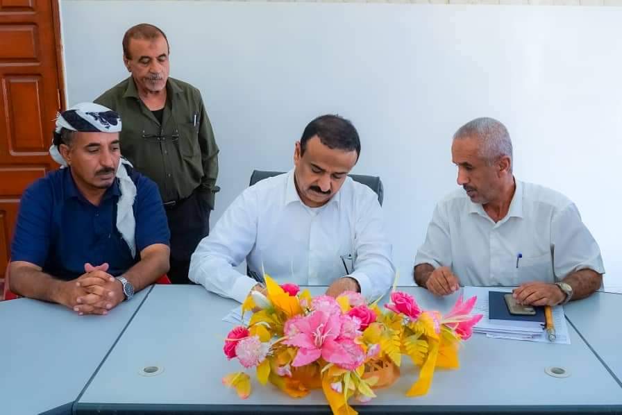 محافظ شبوة بن الوزير يوقع على عقد مركز شبوة التجاري والاستثماري ويدعو المستثمرين لاستغلال الفرص والمزايا والتسهيلات