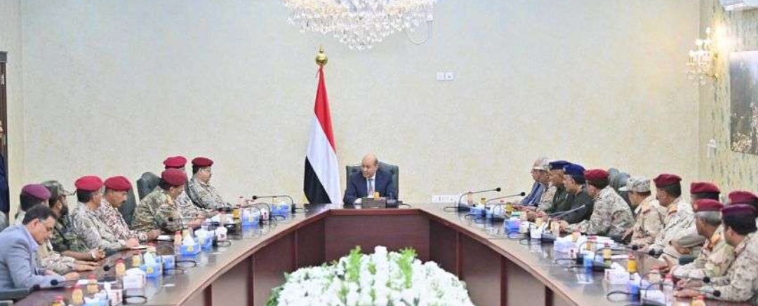 الرئيس العليمي يجتمع بقيادة وزارة الدفاع والقوات المسلحة والامن