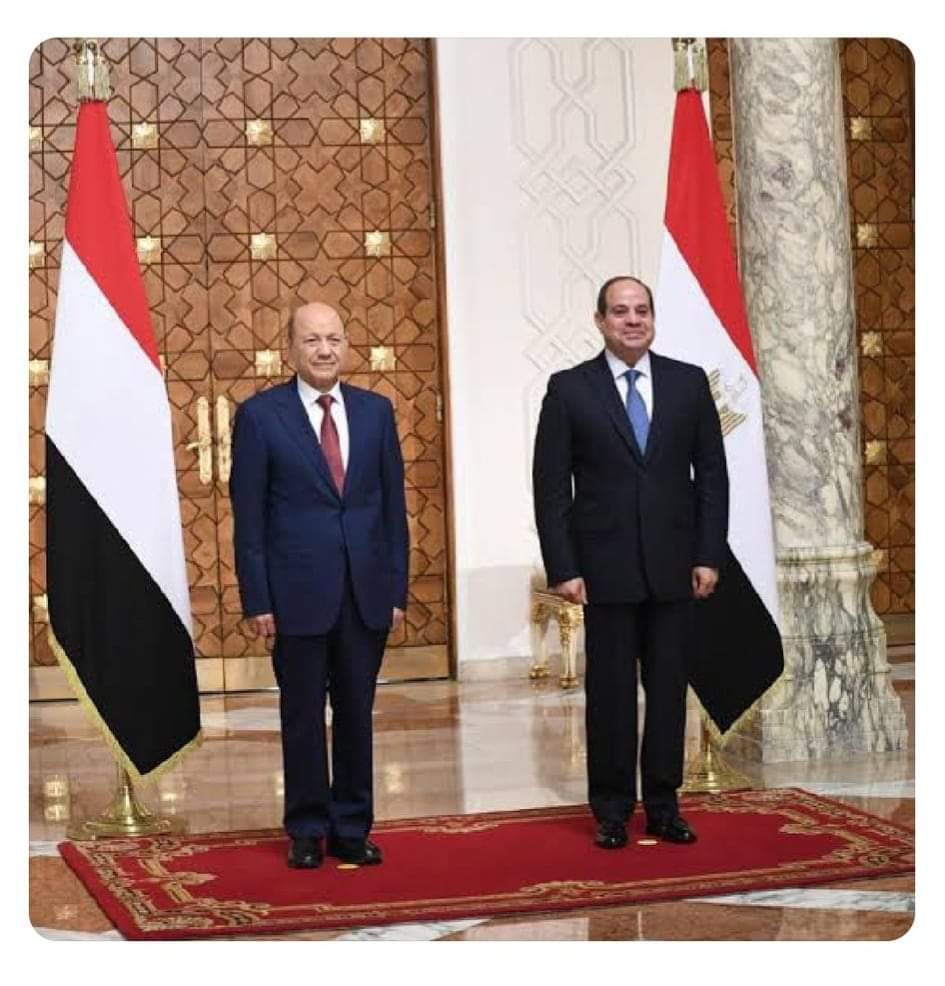السفير المصري يحيط رئيس مجلس القيادة بتوجيهات الرئيس السيسي بشأن التسهيلات المطلوبة للمقيمين والوافدين اليمنيين