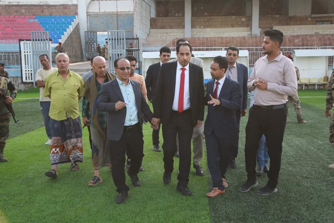 وزير الشباب والرياضة يطلع على الأعمال المنجزة بملعب الشهداء بتعز