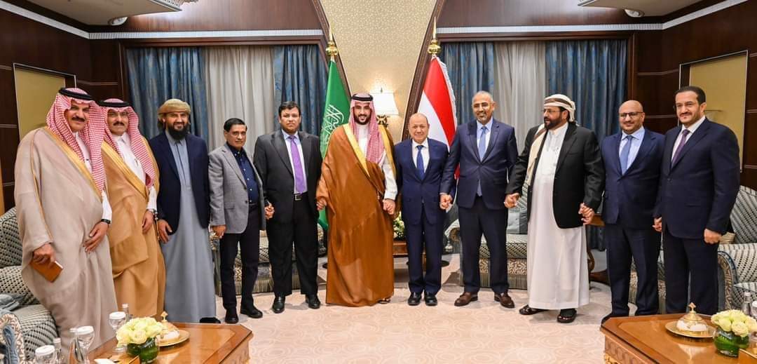 العليمي يعلق على القاء بوزير الدفاع السعودي بن سلمان