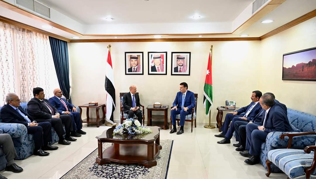 رئيس مجلس القيادة الرئاسي يلتقي رئيس مجلس النواب الأردني