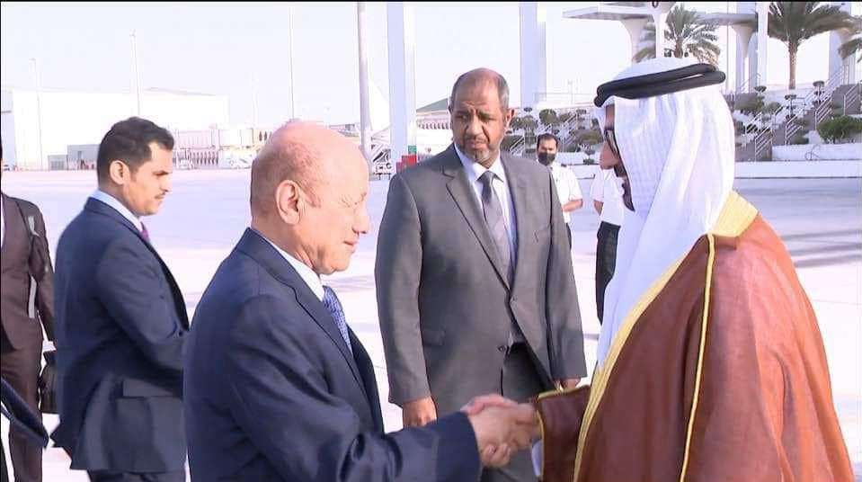 رئيس مجلس القيادة الرئاسي يصل إلى هذه الدولة الخليجية في زيارة رسمية