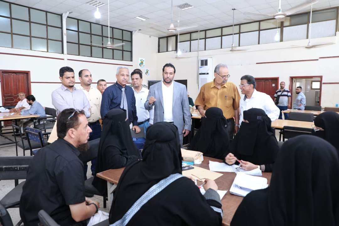 الوزير العكبري يدشن بالكنترول المركزي في عدن عملية تصحيح امتحانات شهادة الثانوية العامة 