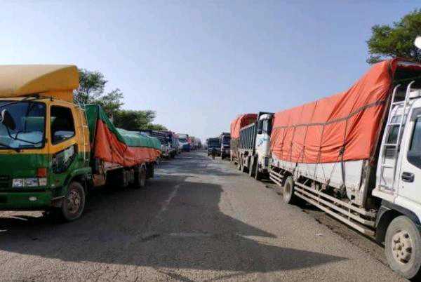 قيادي حوثي ينصب نقطة تفتيش لابتزاز سائقي الشاحنات