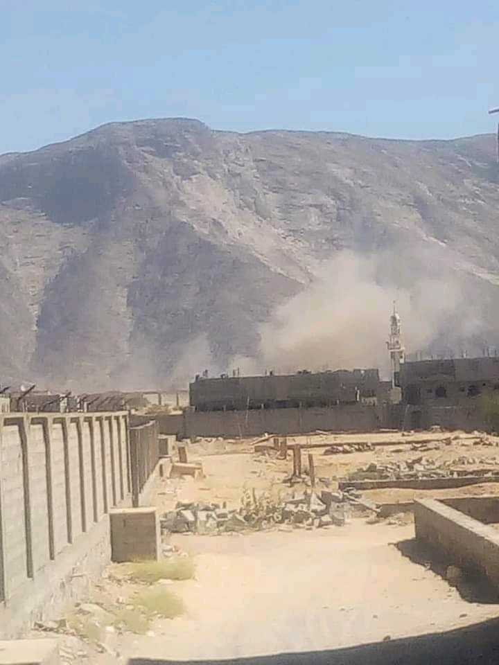 طيران التحالف العربي يستهدف معسكراً لمليشيا الحوثي في شبوة( صور)