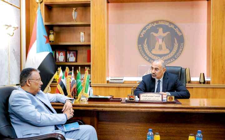 عيدروس الزُبيدي يطّلع على سير العمل في مصلحة الجمارك بعدن